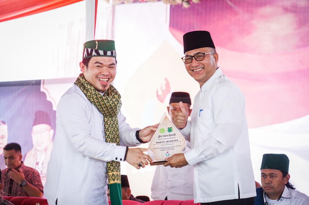 Di Hari Santri Pj Bupati Apriyadi Bareng Ribuan Kiyai dan Santri di Muba Doakan Palestina Di Hari Santri Pj Bupati Apriyadi Bareng Ribuan Kiyai dan Santri di Muba Doakan Palestina