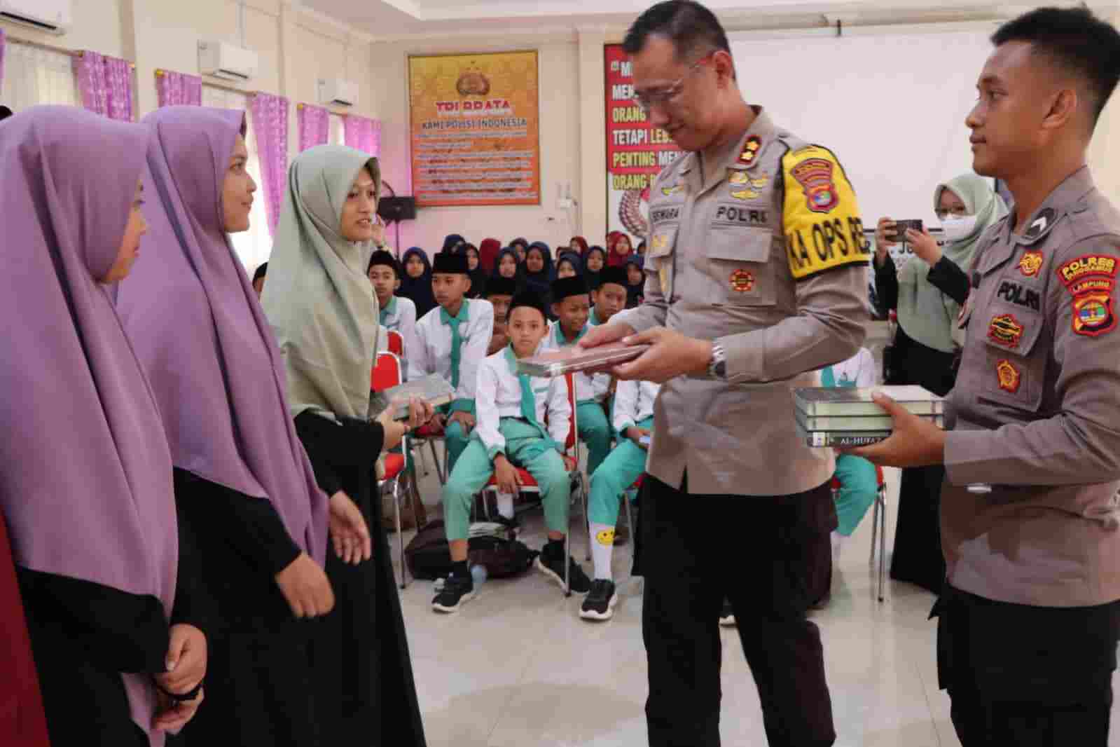 Polres Tanggamus Sosialisasi Cegah Bullying dan Narkoba ke Santri Sabilil Mutaqin Polres Tanggamus Sosialisasi Cegah Bullying dan Narkoba ke Santri Sabilil Mutaqin