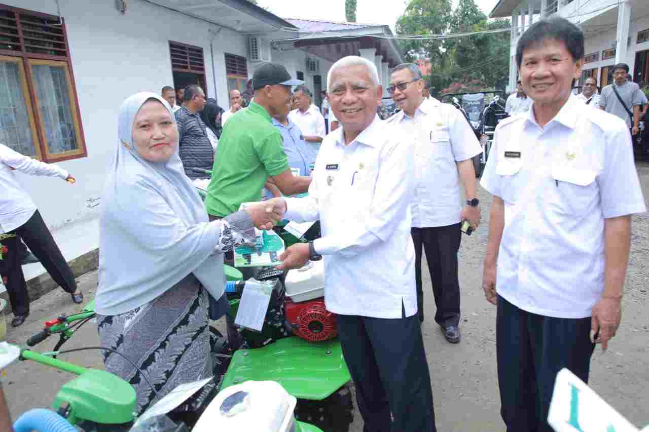 Pemkab Asahan Salurkan Bantuan Alsintan Kepada Kelompok Tani Pemkab Asahan Salurkan Bantuan Alsintan Kepada Kelompok Tani
