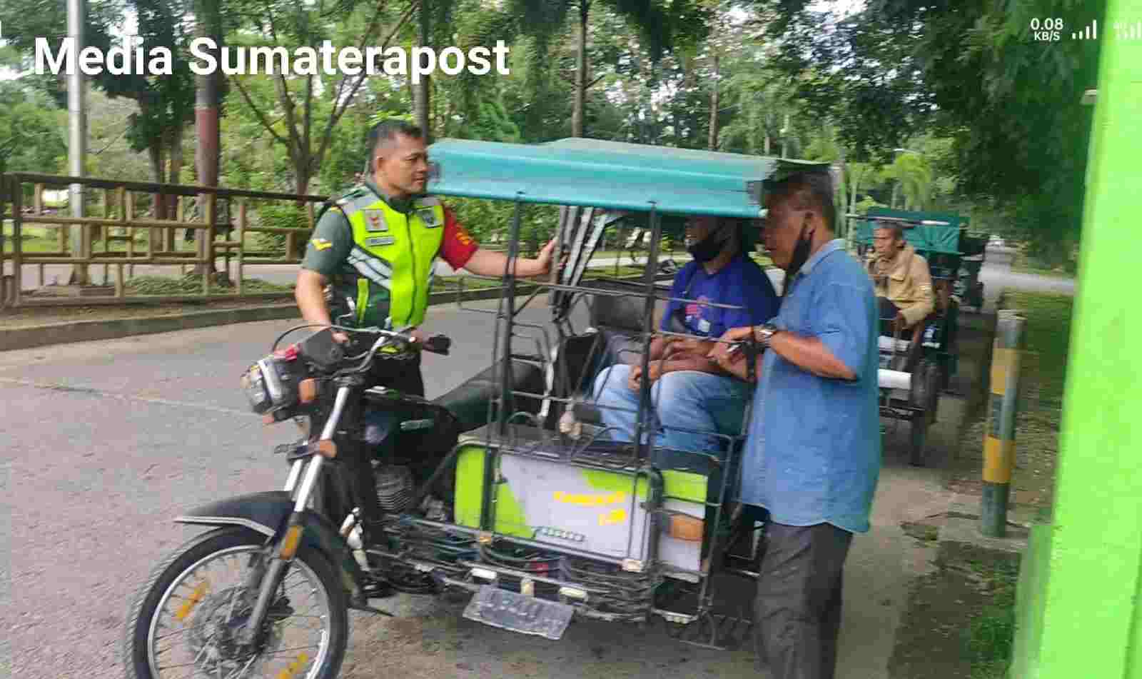 Babinsa Koramil 02/Karang Baru Serda Bendi M.J Komsos Dengan Abang Becak Babinsa Koramil 02/Karang Baru Serda Bendi M.J Komsos Dengan Abang Becak