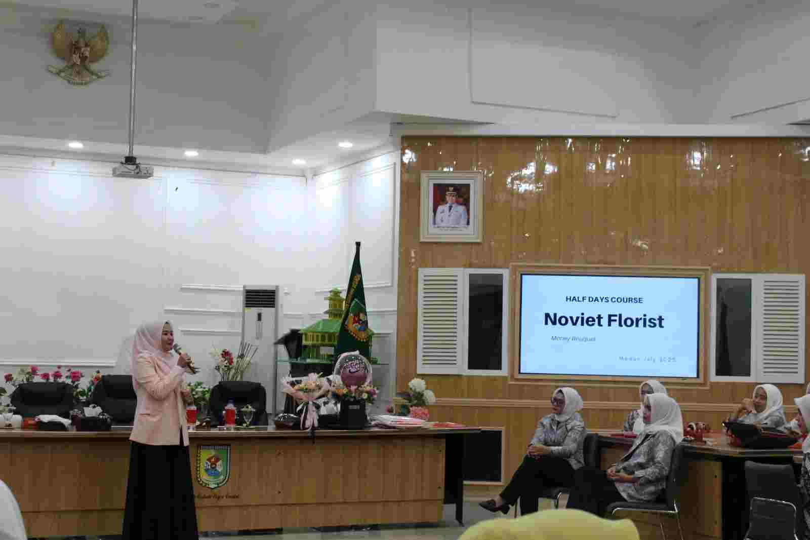 Anggota DWP Sergai Kreatif, Pelatihan Pembuatan Buket Uang dan Bunga Anggota DWP Sergai Kreatif, Pelatihan Pembuatan Buket Uang dan Bunga