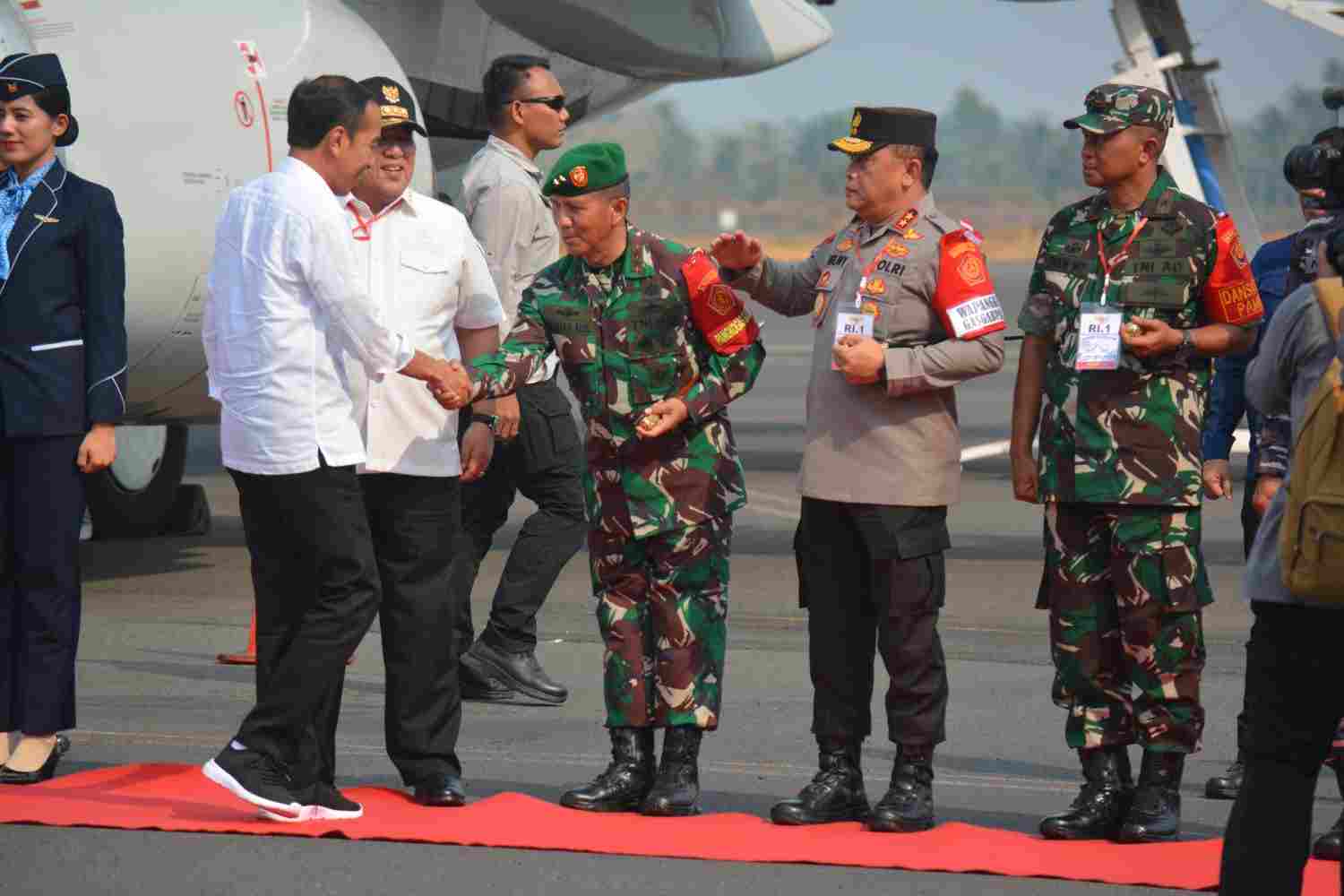 Danrem Dampingi Pangdam II/Sriwijaya Sambut Presiden Jokowi Di Bandara Radin Inten Danrem Dampingi Pangdam II/Sriwijaya Sambut Presiden Jokowi Di Bandara Radin Inten