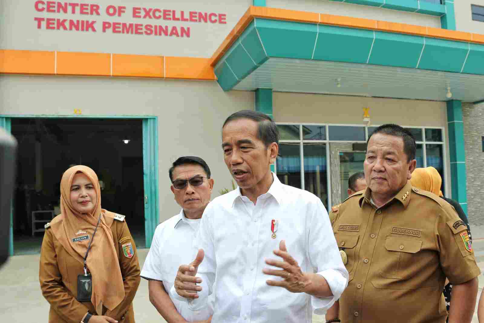 Gubernur Arinal Dampingi Presiden RI Jokowi Kunjungi SMK Negeri 3 Kota Metro Gubernur Arinal Dampingi Presiden RI Jokowi Kunjungi SMK Negeri 3 Kota Metro