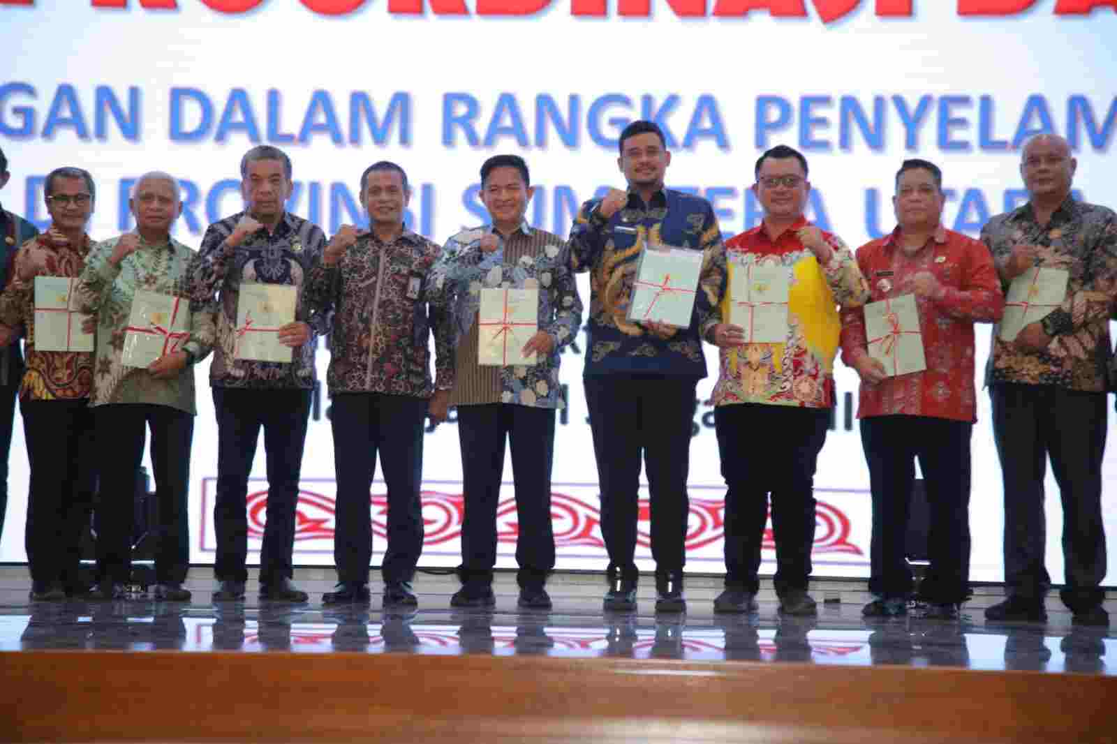 Rakor Penyelamatan Uang Negara, Bupati Asahan Terima Sertifikat Penghargaan dari KPK RI Rakor Penyelamatan Uang Negara, Bupati Asahan Terima Sertifikat Penghargaan dari KPK RI