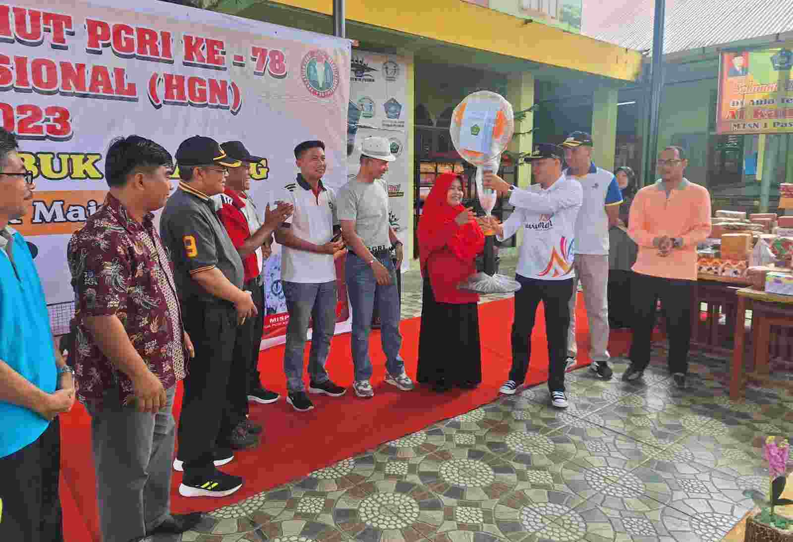 Wabup Sabar AS Apresiasi, Perayaan Hari Guru dan PGRI Berlangsung Meriah Wabup Sabar AS Apresiasi, Perayaan Hari Guru dan PGRI Berlangsung Meriah