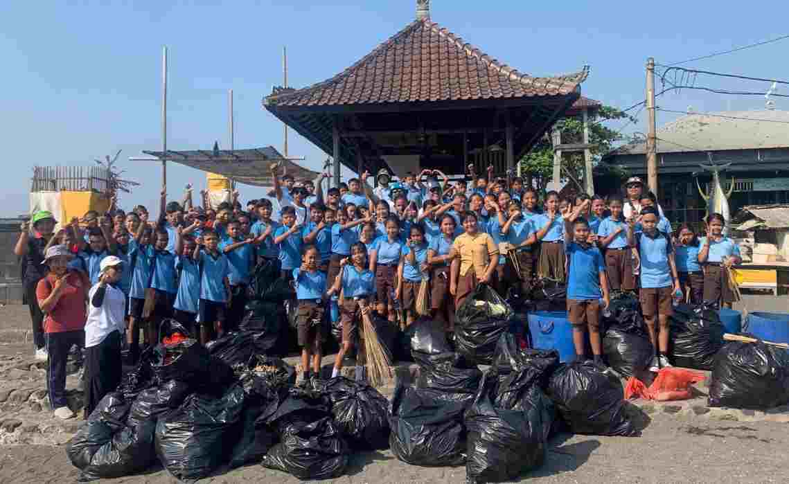 Indonesia Respon Ajak Masyarakat Dalam Gerakan Bersih Pantai di Gianyar, Bali Indonesia Respon Ajak Masyarakat Dalam Gerakan Bersih Pantai di Gianyar, Bali