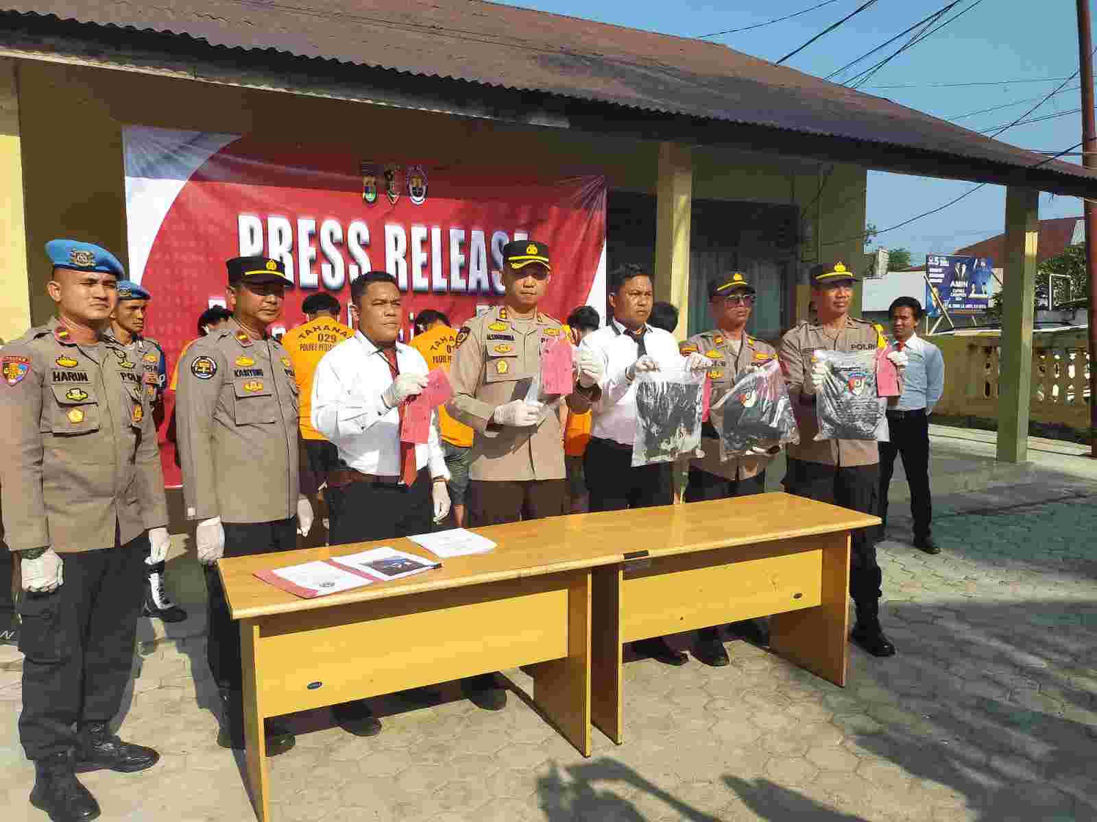 Kapolres Pesisir Barat Himbau Warga Untuk Tidak Hiburan Sampai Larut Malam Kapolres Pesisir Barat Himbau Warga Untuk Tidak Hiburan Sampai Larut Malam