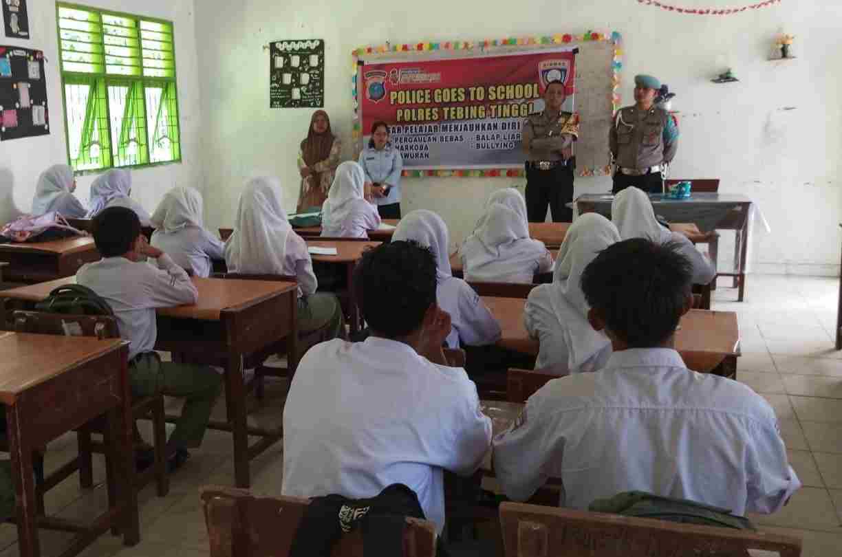 Sosialisasi Polisi di SMK Negeri 1 Tebing Tinggi Pendidikan dan Keselamatan bagi Pelajar Sosialisasi Polisi di SMK Negeri 1 Tebing Tinggi Pendidikan dan Keselamatan bagi Pelajar