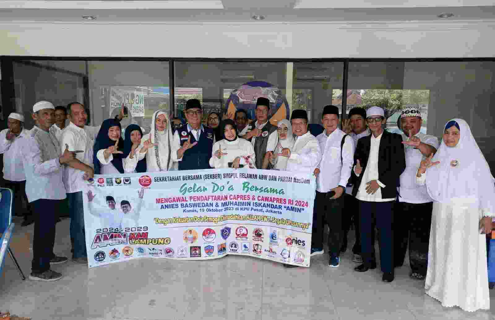 Relawan Anies Baswedan dan Nasdem Melakukan Doa Bersama Relawan Anies Baswedan dan Nasdem Melakukan Doa Bersama