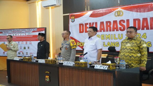 Pj Bupati Tubaba Drs. M. Firsada Hadiri Deklarasi Pemilu Damai Pj Bupati Tubaba Drs. M. Firsada Hadiri Deklarasi Pemilu Damai