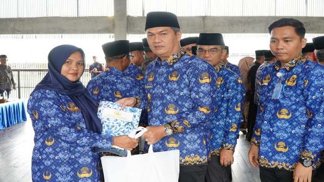 Sekdakab Ir. Novriwan Jaya Serahkan Penghargaan Kepada Purna Bakti Sekdakab Ir. Novriwan Jaya Serahkan Penghargaan Kepada Purna Bakti