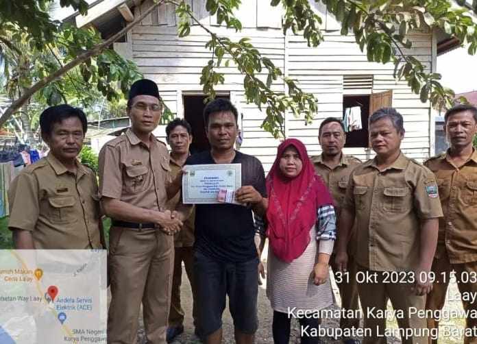 Tiga Warga Pekon Laay Dapat Bantuan Bedah Rumah Tiga Warga Pekon Laay Dapat Bantuan Bedah Rumah