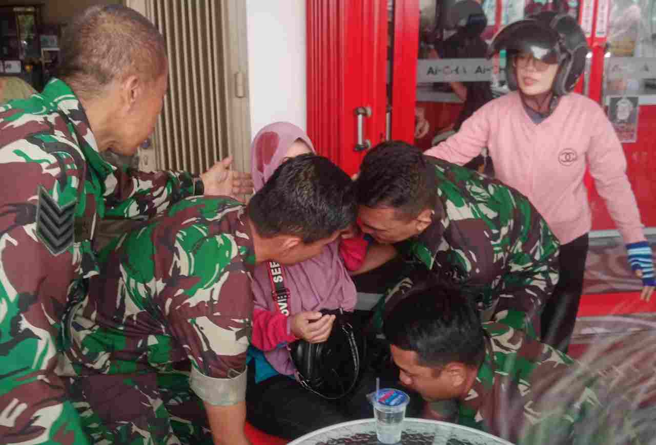 Cepat Tanggap Prajurit TNI dan Warga Bantu Evakuasi Korban Laka Lantas Cepat Tanggap Prajurit TNI dan Warga Bantu Evakuasi Korban Laka Lantas