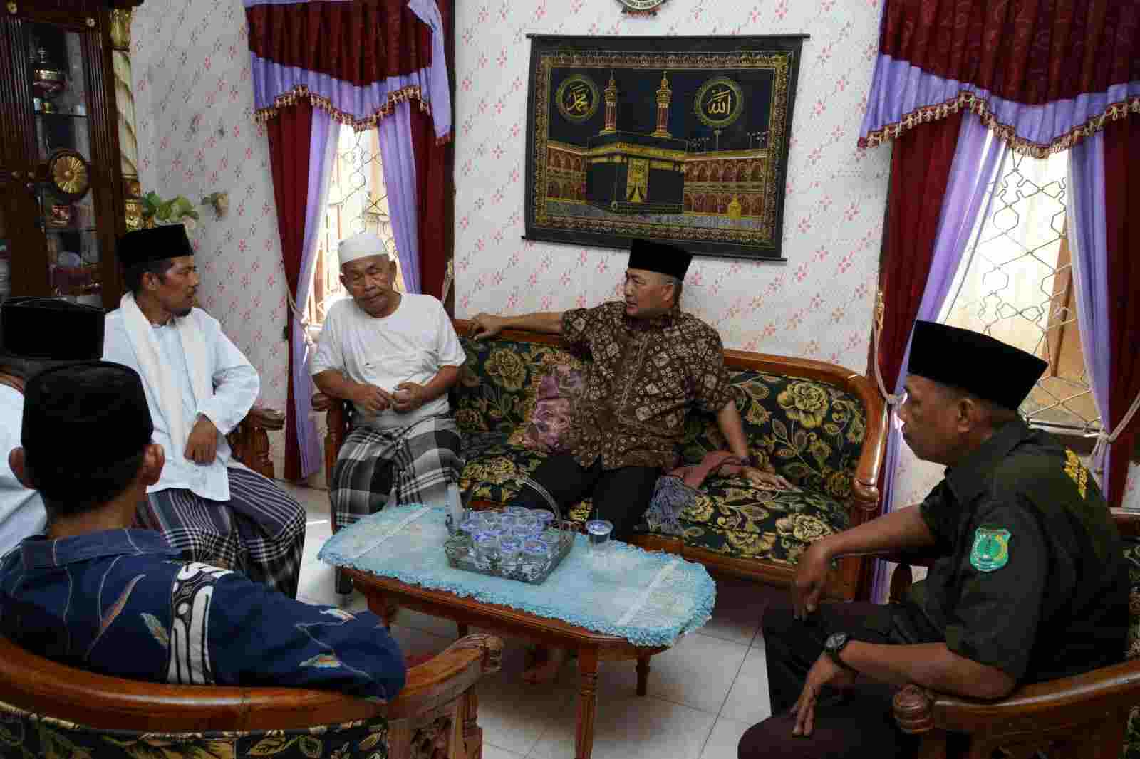 Safari Jumat di Sukalali, Pj Bupati Apriyadi Ajak Masyarakat Jaga Kekompakan Safari Jumat di Sukalali, Pj Bupati Apriyadi Ajak Masyarakat Jaga Kekompakan