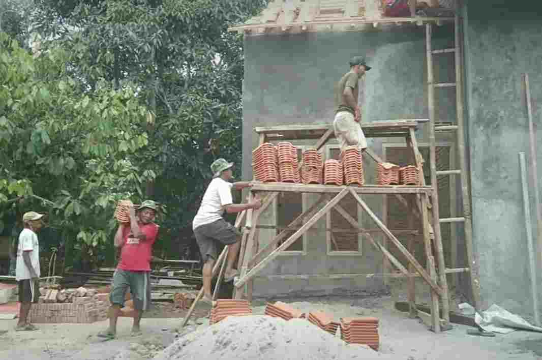 Empat Belas Warga Desa Sukaraja Dapat Bantuan Bedah Rumah Program BSPS Empat Belas Warga Desa Sukaraja Dapat Bantuan Bedah Rumah Program BSPS