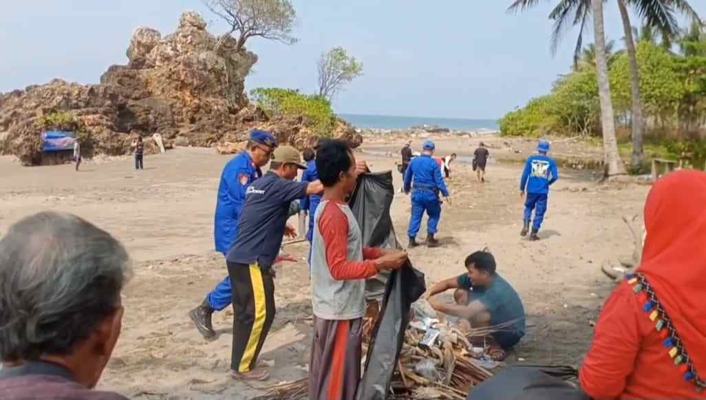 Kolaborasi Satpolairud Polres Tanggamus dan Warga Bersihkan Sampah Pantai Karang Bolong Kolaborasi Satpolairud Polres Tanggamus dan Warga Bersihkan Sampah Pantai Karang Bolong
