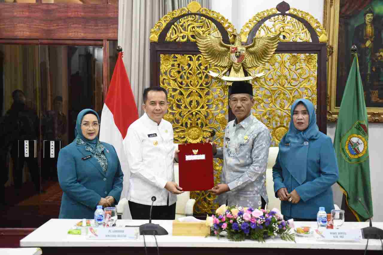 Pj Gubernur Agus Fatoni Serahkan Surat Tugas Plt Bupati OKI kepada Dja’far Shodiq Pj Gubernur Agus Fatoni Serahkan Surat Tugas Plt Bupati OKI kepada Dja’far Shodiq