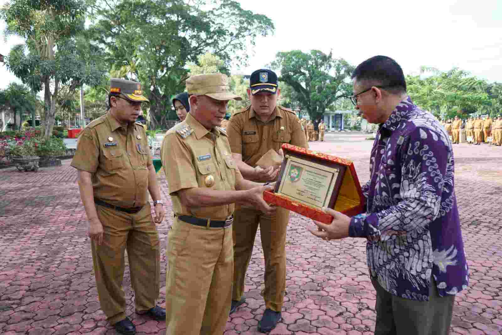 Usai Pimpin Apel Gabungan, Bupati Surya Serahkan Penali Asih Terhadap Pensiunan ASN Usai Pimpin Apel Gabungan, Bupati Surya Serahkan Penali Asih Terhadap Pensiunan ASN