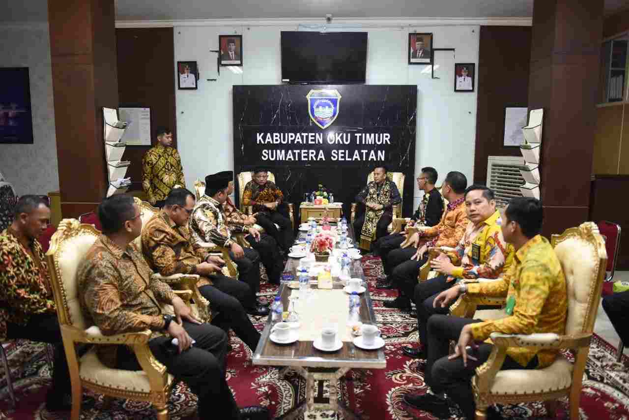 Pj Gubernur Agus Fatoni dan Pj Ketua TP PKK Sumsel Diberi Gelar Adat Suttan dan Ratu Pj Gubernur Agus Fatoni dan Pj Ketua TP PKK Sumsel Diberi Gelar Adat Suttan dan Ratu