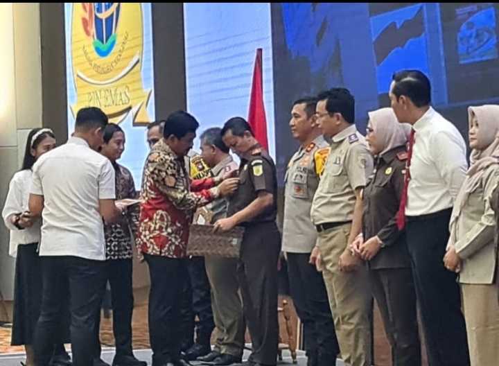 “Berantas Mafia Tanah” Kejati Kepri Disematkan Pin Emas Dari Menteri Agraria RI “Berantas Mafia Tanah” Kejati Kepri Disematkan Pin Emas Dari Menteri Agraria RI