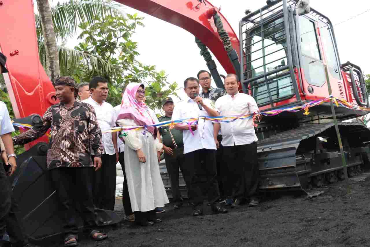 Bupati Sergai Serahkan Bantuan Ekskavator untuk Pengembangan Budidaya Perikanan Bupati Sergai Serahkan Bantuan Ekskavator untuk Pengembangan Budidaya Perikanan