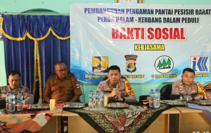 Kapolres Pesisir Barat Salurkan Sembako Kepada Masyarakat Dua Pekon Kapolres Pesisir Barat Salurkan Sembako Kepada Masyarakat Dua Pekon