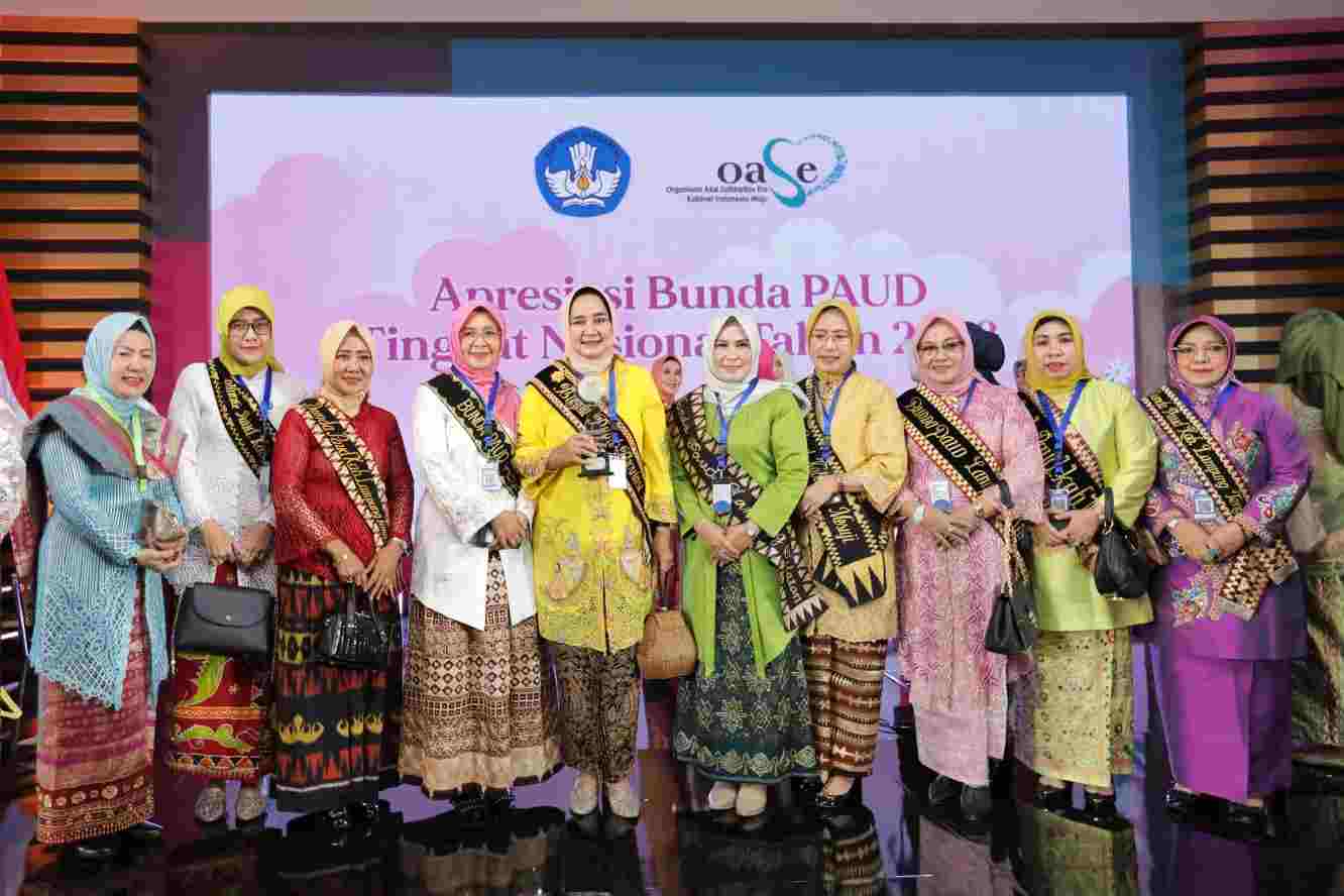 Ibu Riana Sari Terima Penghargaan Wiyata Darma Madya dari Kemendikbud Ristek Ibu Riana Sari Terima Penghargaan Wiyata Darma Madya dari Kemendikbud Ristek