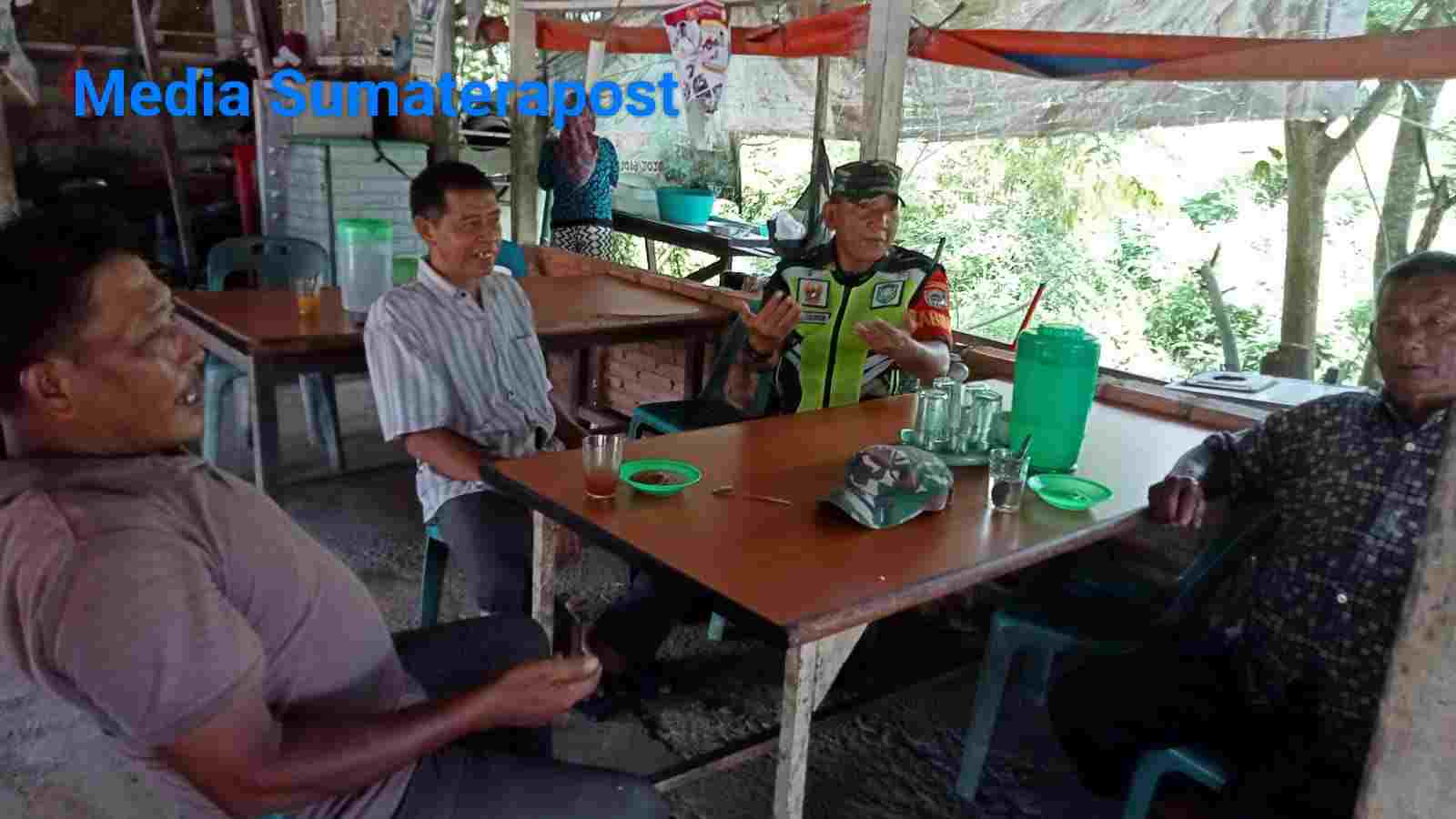 Babinsa Koramil 02/Karang Baru Sertu Rizal Laksanakan Komsos dengan Warga Binaan Babinsa Koramil 02/Karang Baru Sertu Rizal Laksanakan Komsos dengan Warga Binaan