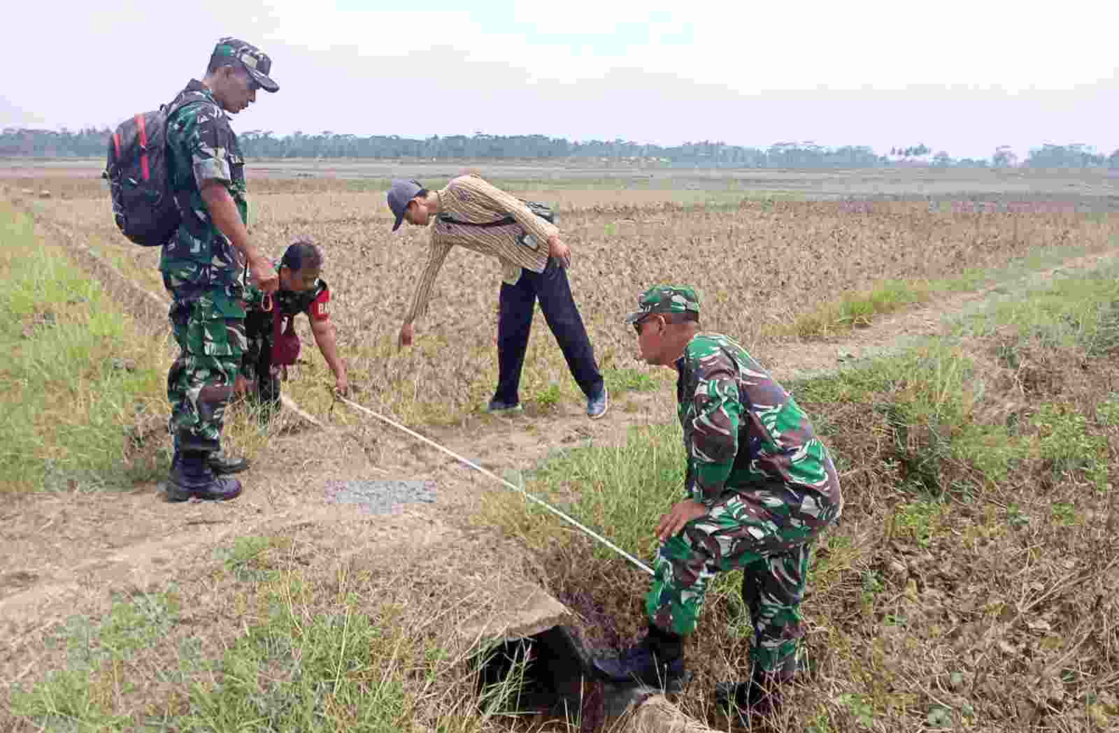 Bati Bhakti Kodim 0703/Cilacap Cek Sasaran Program TMMD di Desa Bulusari Bati Bhakti Kodim 0703/Cilacap Cek Sasaran Program TMMD di Desa Bulusari