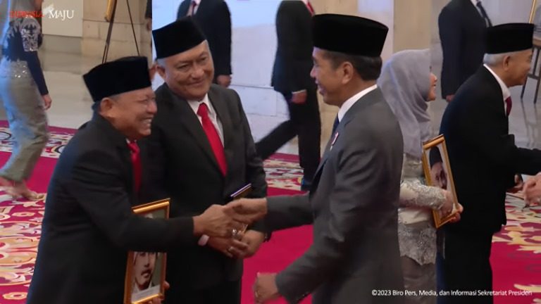 Presiden Anugerahkan Gelar Pahlawan Nasional KH Ahmad Hanafiah, Naskah Akademik Disusun UIN RIL Presiden Anugerahkan Gelar Pahlawan Nasional KH Ahmad Hanafiah, Naskah Akademik Disusun UIN RIL