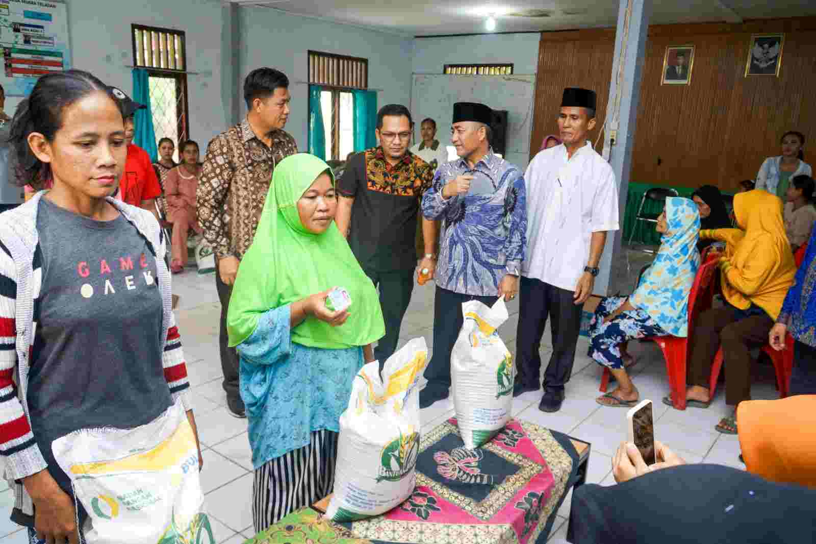 Pj Bupati Apriyadi Salurkan Bantuan Pangan ke Desa Teladan Pj Bupati Apriyadi Salurkan Bantuan Pangan ke Desa Teladan