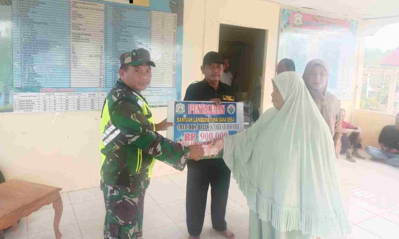 Pastikan Berjalan Lancar, Serda Giman Dampingi Penyaluran BLT DD Kebun Tjg Seumantok Pastikan Berjalan Lancar, Serda Giman Dampingi Penyaluran BLT DD Kebun Tjg Seumantok