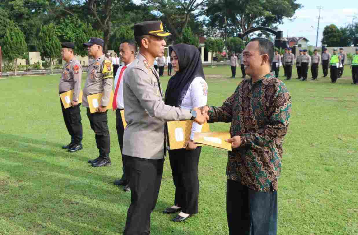 Polres Sergai Berikan Penghargaan Personel dan Masyarakat Berprestasi Polres Sergai Berikan Penghargaan Personel dan Masyarakat Berprestasi