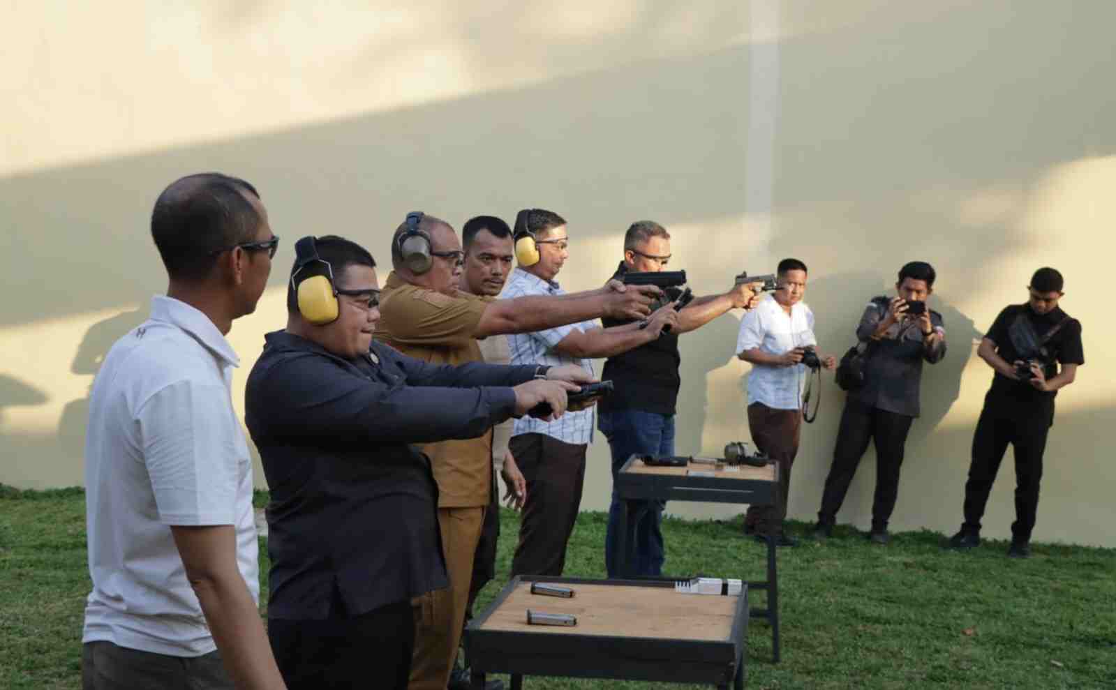 Polres Sergai Gelar Latihan Menembak Bersama Forkopimda dan Wartawan Polres Sergai Gelar Latihan Menembak Bersama Forkopimda dan Wartawan