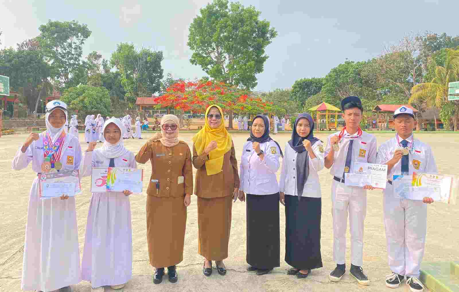 Acungkan Jempol, Prestasi Pelajar SMPN 13 Bandar Lampung Semakin Melambung Acungkan Jempol, Prestasi Pelajar SMPN 13 Bandar Lampung Semakin Melambung