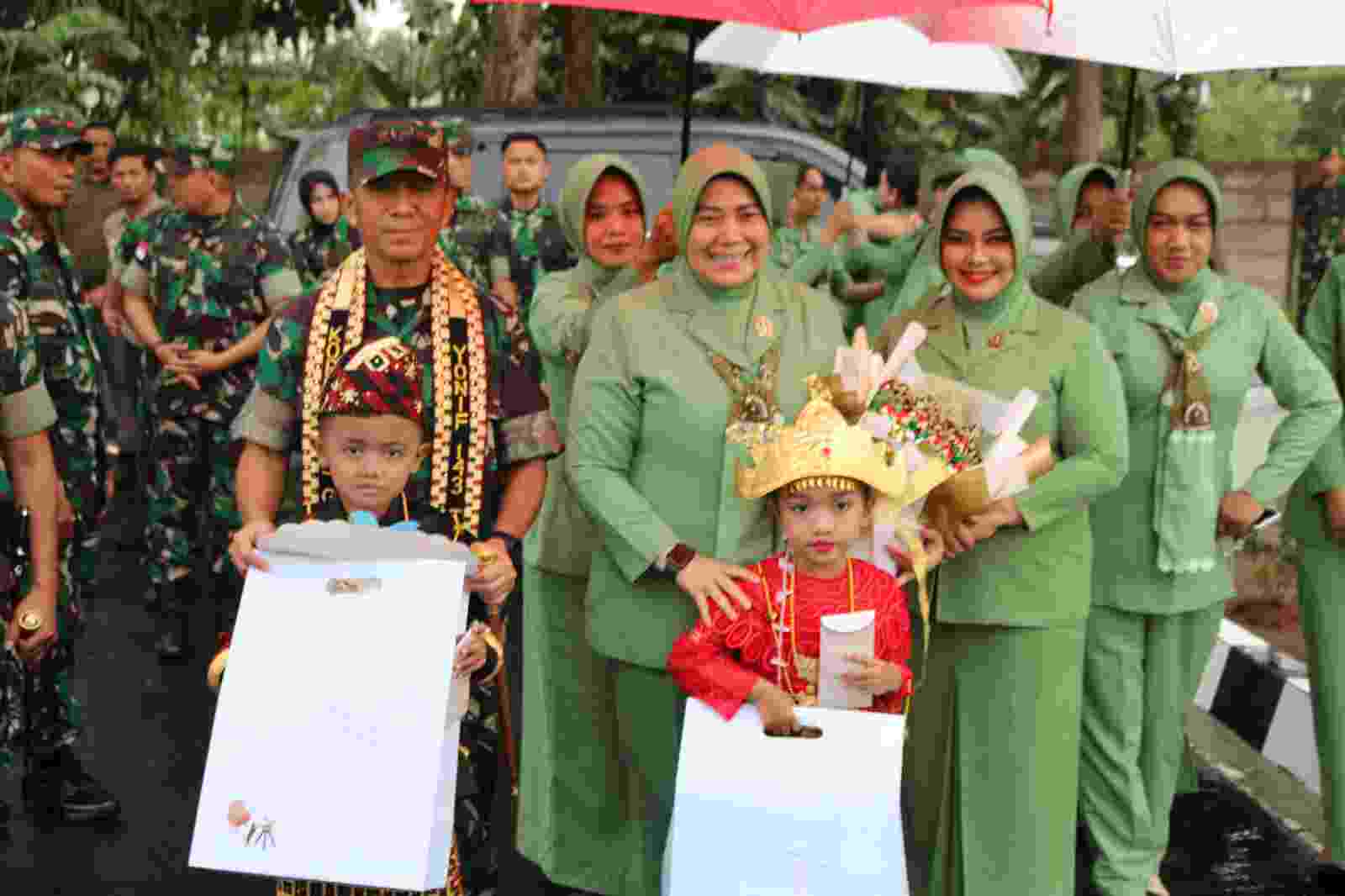 Pangdam Memberi Arahan Kepada Prajurit Yonif 143/TWEJ Didamping Danrem dan Para Asisten Kodam Pangdam Memberi Arahan Kepada Prajurit Yonif 143/TWEJ Didamping Danrem dan Para Asisten Kodam
