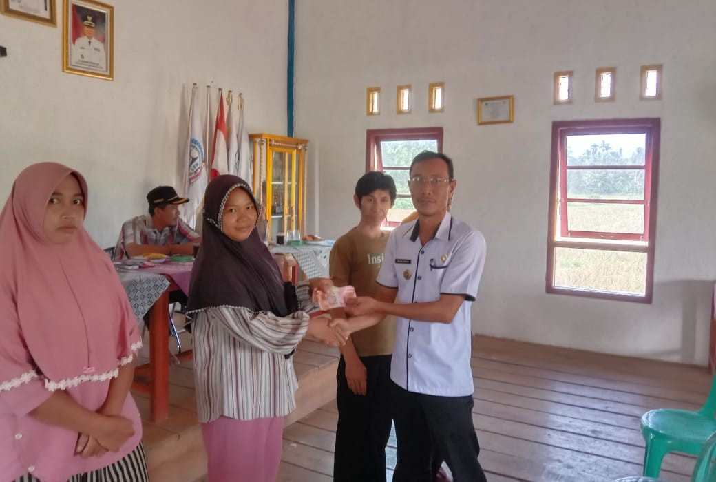 Tanjung Raya Salurkan BLT-DD Tahap Tiga Tanjung Raya Salurkan BLT-DD Tahap Tiga