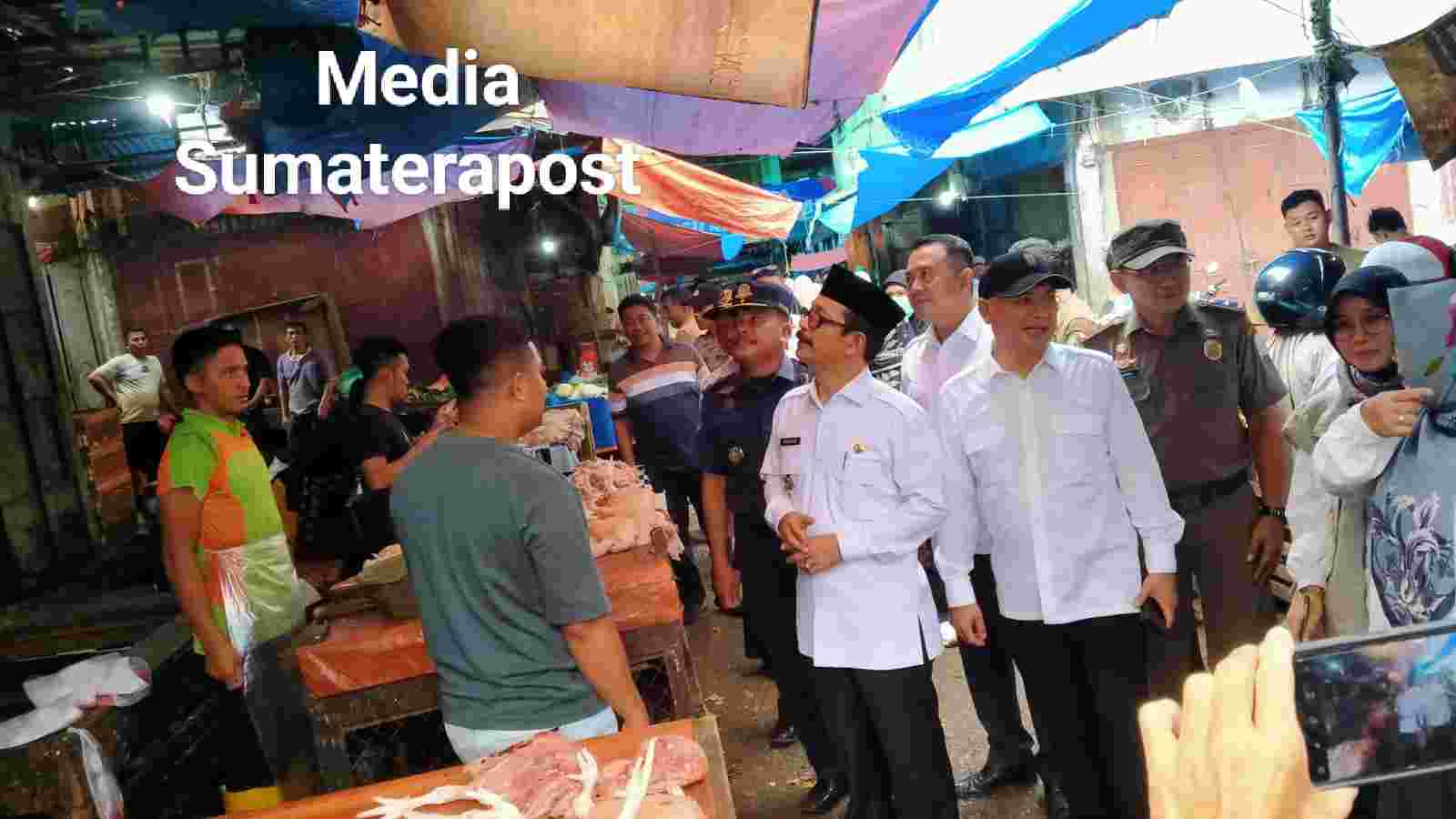 Pj Bupati Aceh Tamiang Berkunjung ke Pusat Pasar Kota Kuala Simpang Pj Bupati Aceh Tamiang Berkunjung ke Pusat Pasar Kota Kuala Simpang