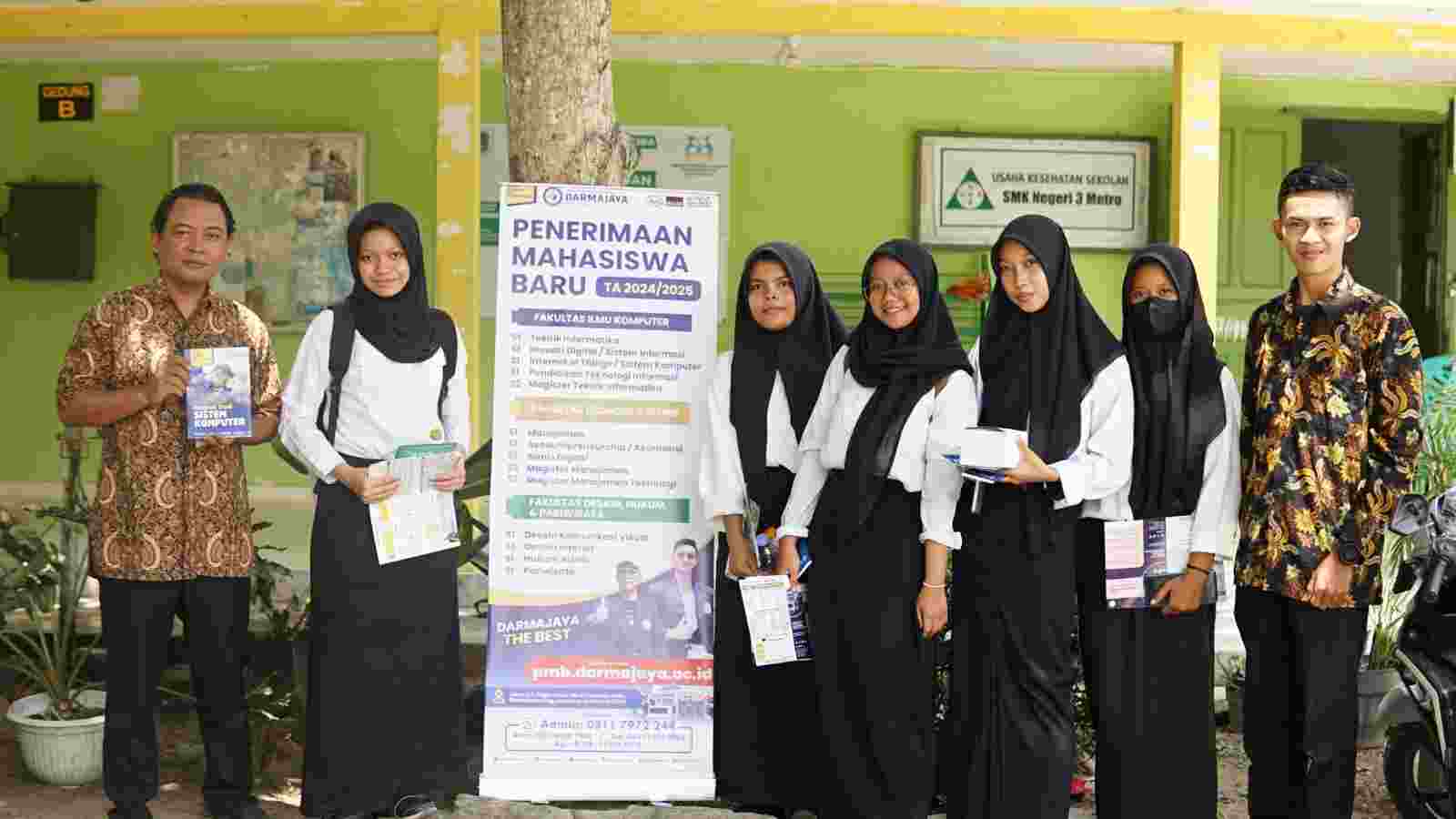 Job & Edu Fair Expo SMKN 3 Metro, Booth IIB Darmajaya Diserbu Pelajar Job & Edu Fair Expo SMKN 3 Metro, Booth IIB Darmajaya Diserbu Pelajar
