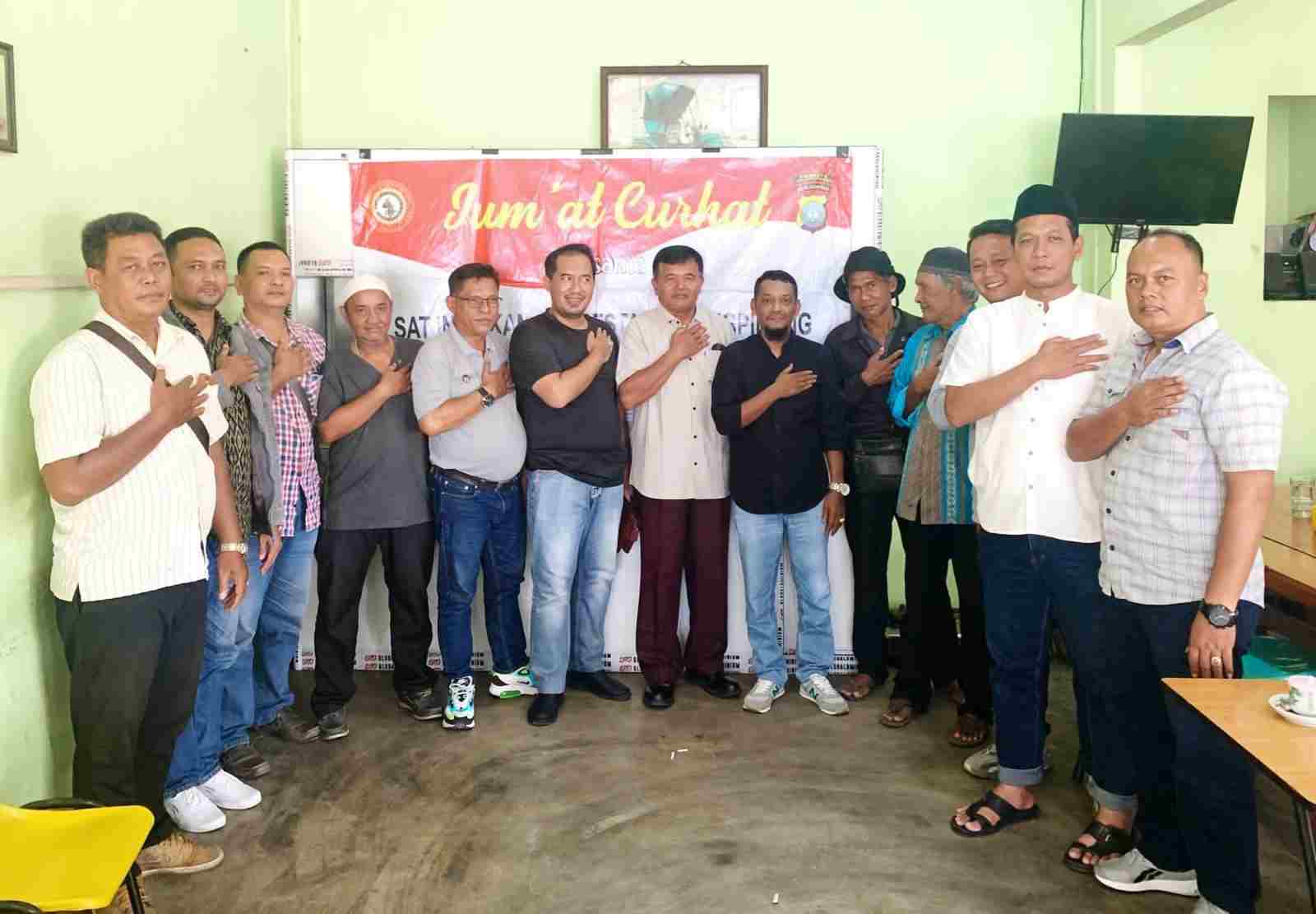 Sambangi Warga, Kasat Intelkam Polresta Jalin Komunikasi Jumat Curhat Menjelang Pemilu 2024 Sambangi Warga, Kasat Intelkam Polresta Jalin Komunikasi Jumat Curhat Menjelang Pemilu 2024