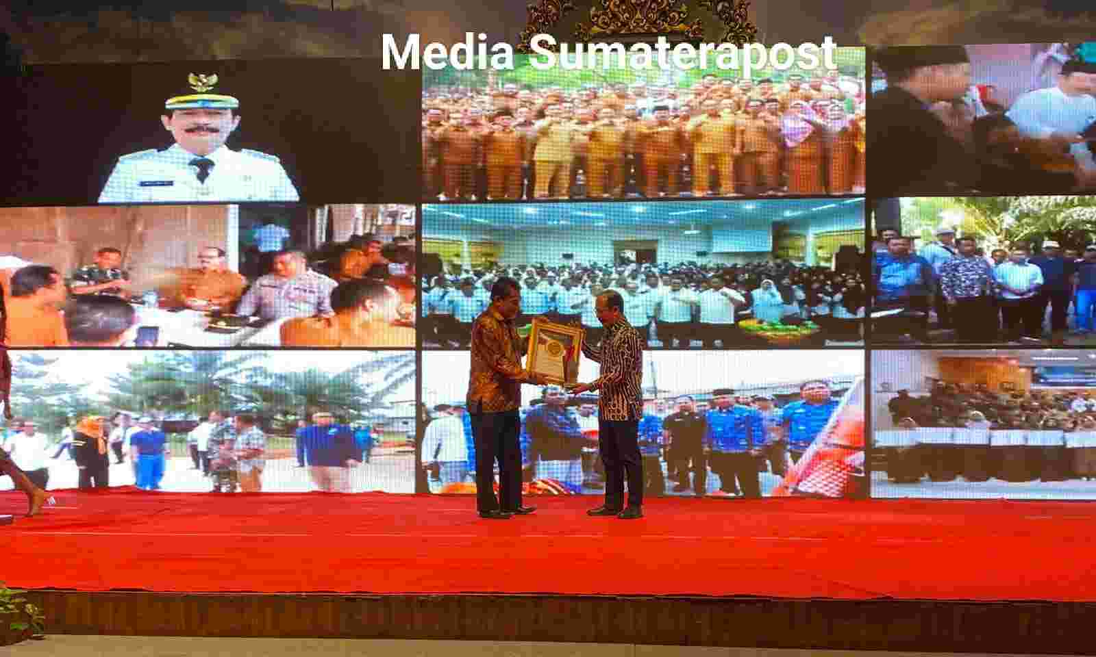 Pj. Bupati Aceh Tamiang Terima Penghargaan Inovator Perubahan Awards 2023 Pj. Bupati Aceh Tamiang Terima Penghargaan Inovator Perubahan Awards 2023