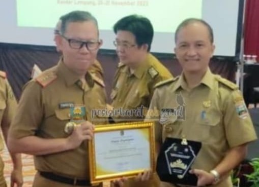 Serap Produk Dalam Negeri Pemkab Pesibar Diganjar Penghargaan Serap Produk Dalam Negeri Pemkab Pesibar Diganjar Penghargaan