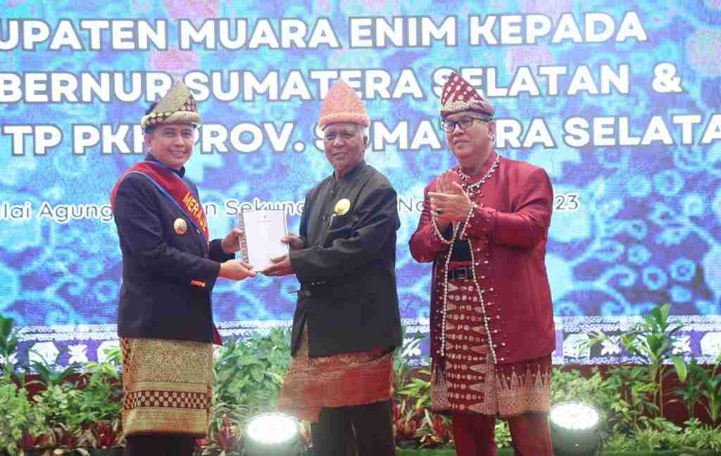 Pj Gubernur Agus Fatoni dan Pj Ketua PKK Sumsel Mendapat Gelar Adat Kabupaten Muara Enim Pj Gubernur Agus Fatoni dan Pj Ketua PKK Sumsel Mendapat Gelar Adat Kabupaten Muara Enim