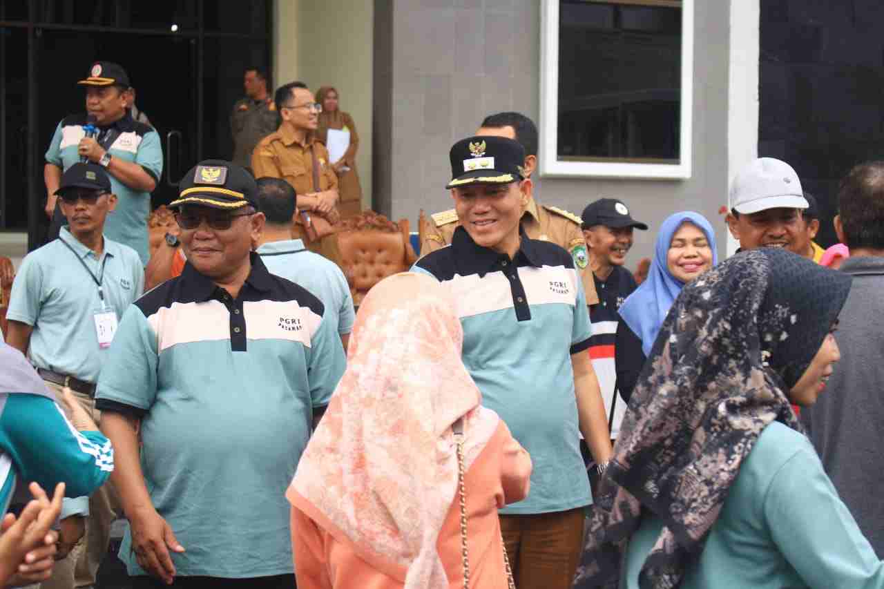 Lepas Gerak Jalan Santai, Bupati Sabar AS Peringati Hari PGRI ke-78 Lepas Gerak Jalan Santai, Bupati Sabar AS Peringati Hari PGRI ke-78