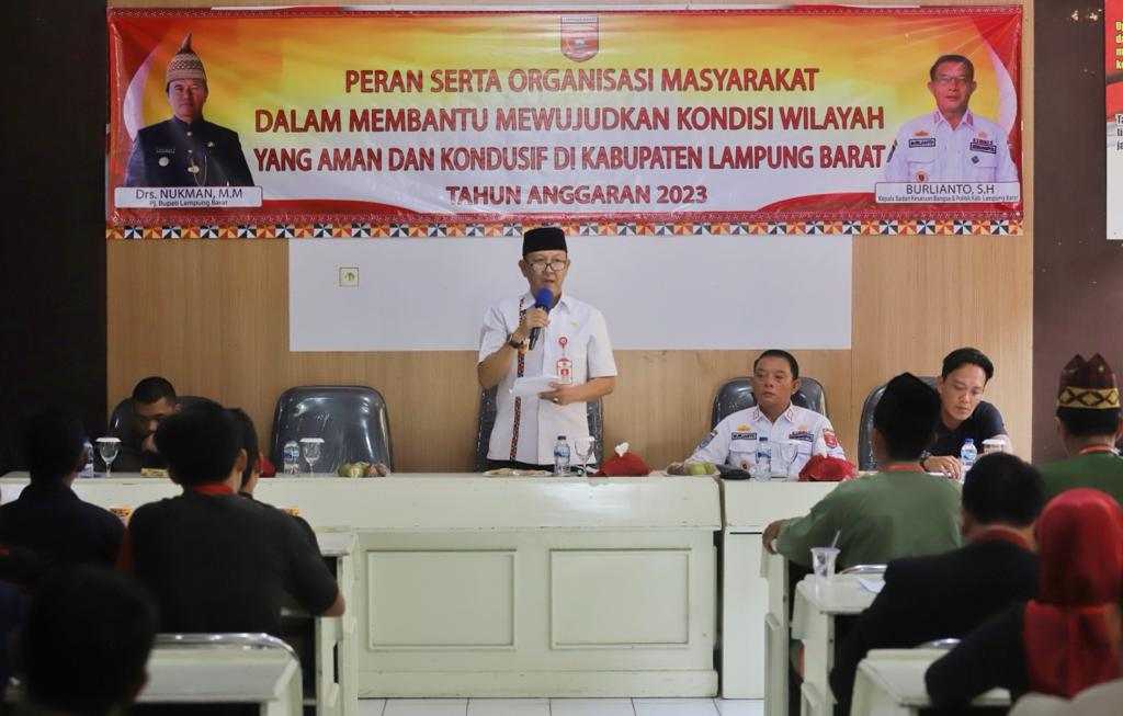 Dibuka oleh Sekda Drs. Adi Utama, Kesbangpol Lambar Gelar Sosialisasi Dibuka oleh Sekda Drs. Adi Utama, Kesbangpol Lambar Gelar Sosialisasi
