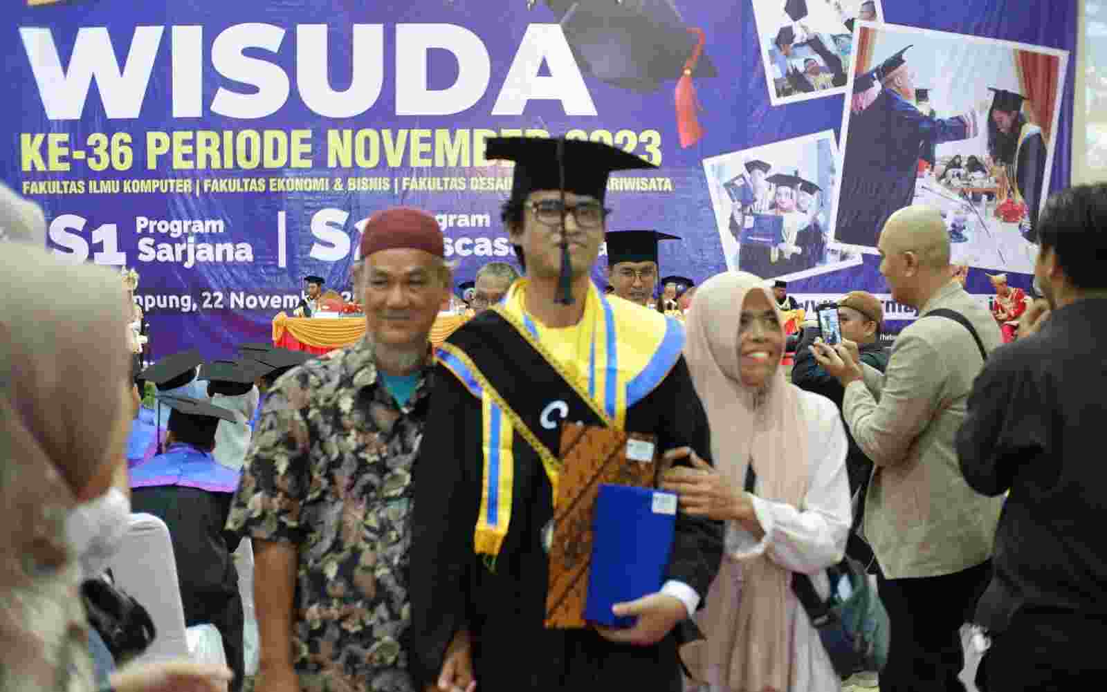 Anak Lulusan Terbaik Fakultas, Orangtua Wisudawan IIB Darmajaya Menangis Haru Anak Lulusan Terbaik Fakultas, Orangtua Wisudawan IIB Darmajaya Menangis Haru