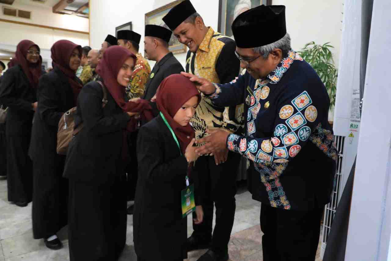 Pj Bupati Lepas Kafilah MTQ Aceh Utara Menuju Simeulu Pj Bupati Lepas Kafilah MTQ Aceh Utara Menuju Simeulu