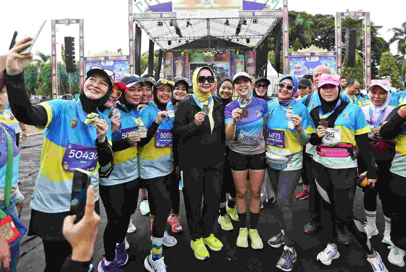 Sekdaprov Fahrizal dan Ketua TP PKK Ibu Riana Sari Lepas Peserta Lampung Half Marathon 2023 Sekdaprov Fahrizal dan Ketua TP PKK Ibu Riana Sari Lepas Peserta Lampung Half Marathon 2023