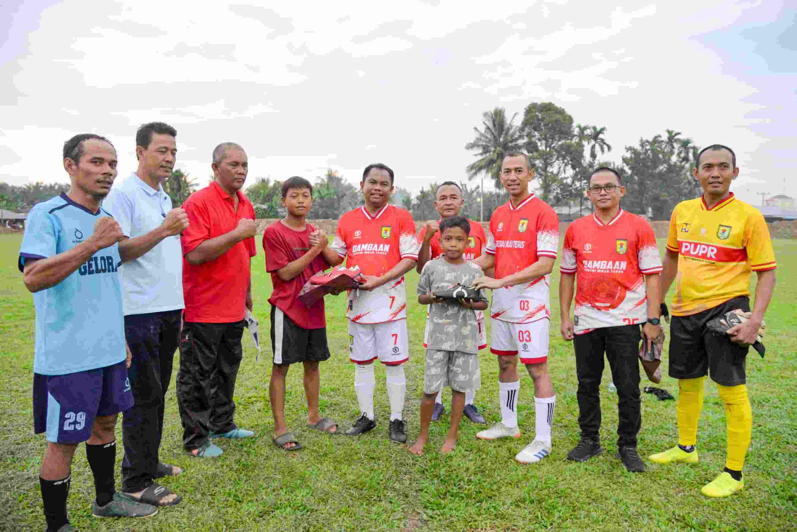 Bupati dan Kapolres Sergai Berikan Sepatu Bola kepada Galang dan Arpan Bupati dan Kapolres Sergai Berikan Sepatu Bola kepada Galang dan Arpan