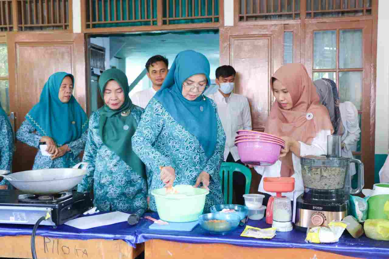 TP-PKK Pesibar Gelar Pelatihan Pengolahan Ikan TP-PKK Pesibar Gelar Pelatihan Pengolahan Ikan